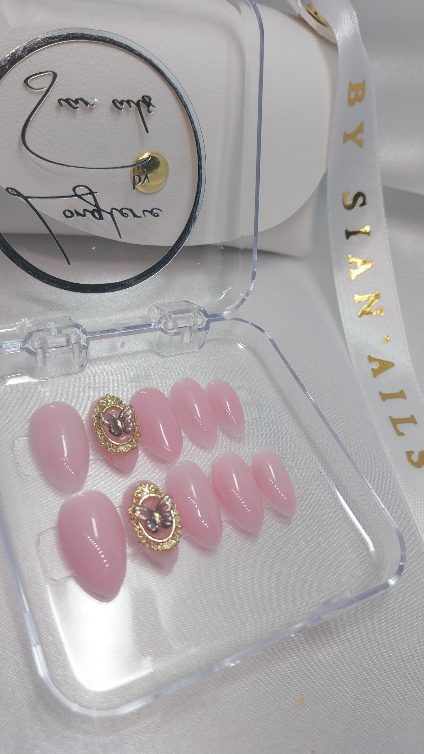 Papillon Glamour pour un Instant Magique  ✨️