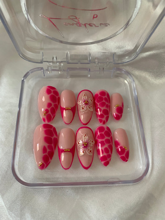 Pinky nails glow ✨💕