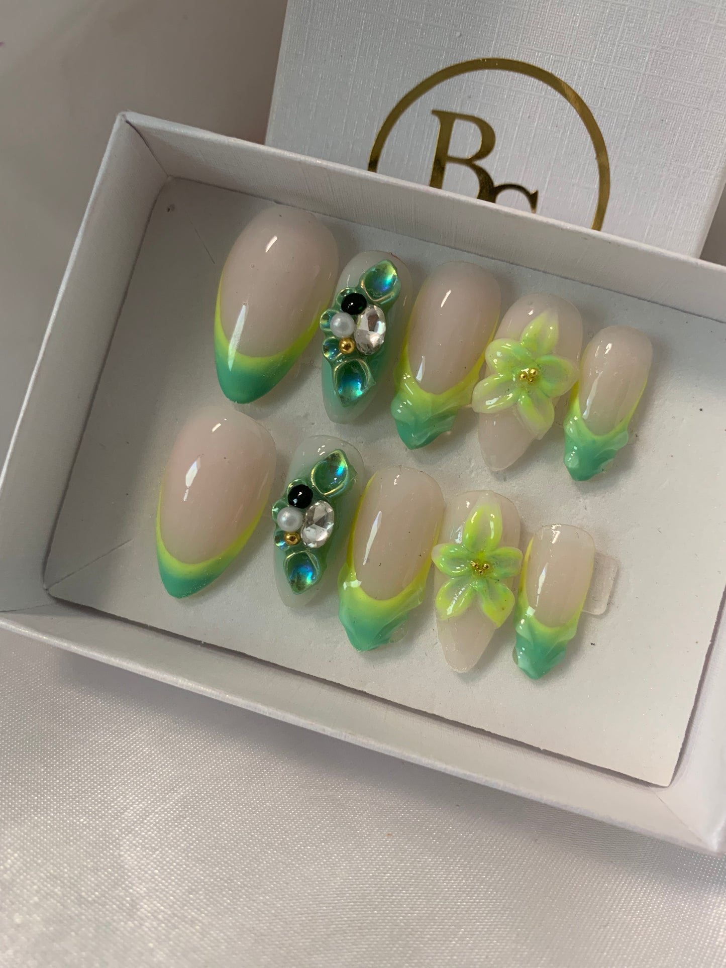 Dual fluo nails