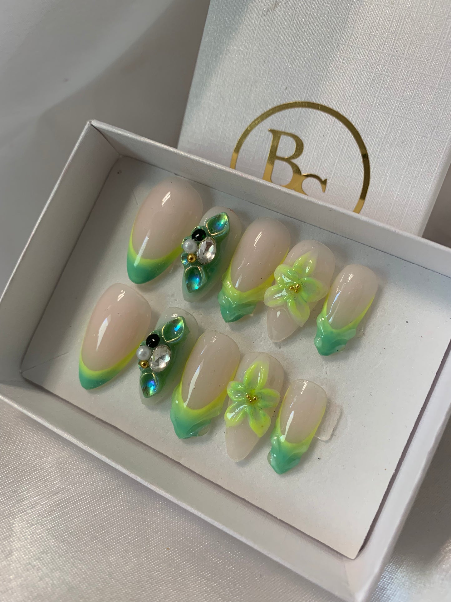Dual fluo nails
