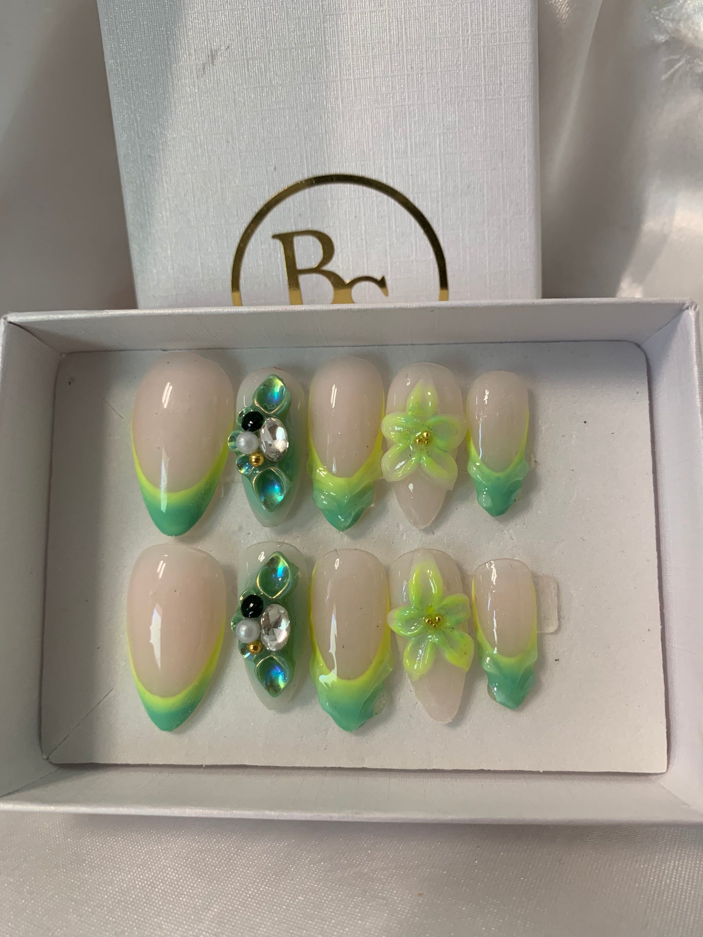 Dual fluo nails