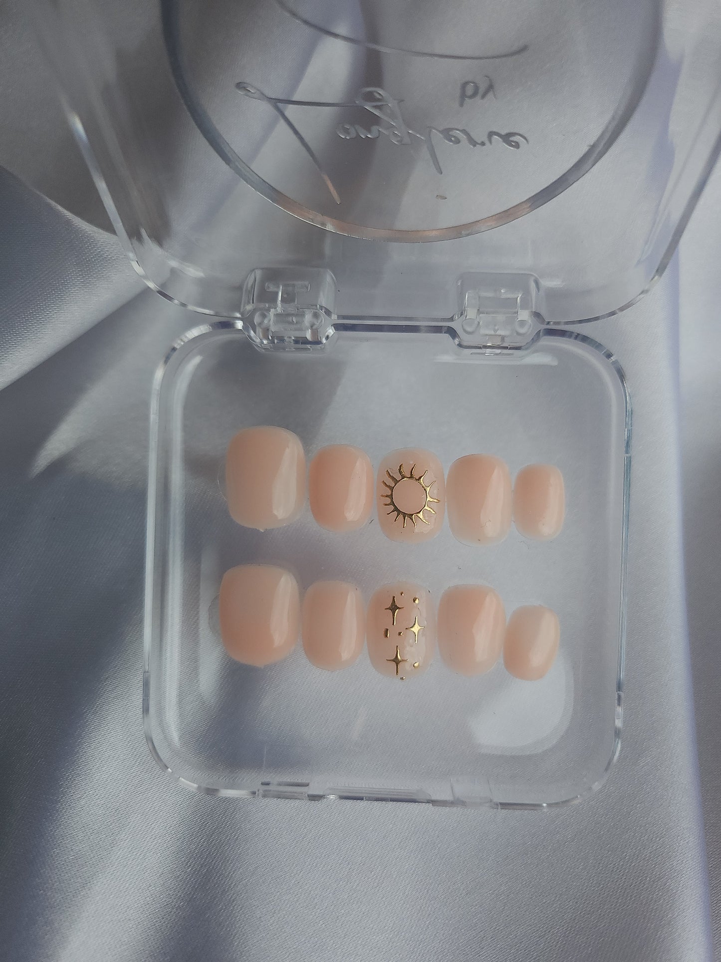 Faux ongles nude pêche avec effet lumineux – press on nails doux, apaisant et tendance
