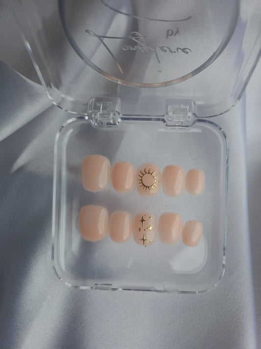 Faux ongles nude pêche avec effet lumineux – press on nails doux, apaisant et tendance
