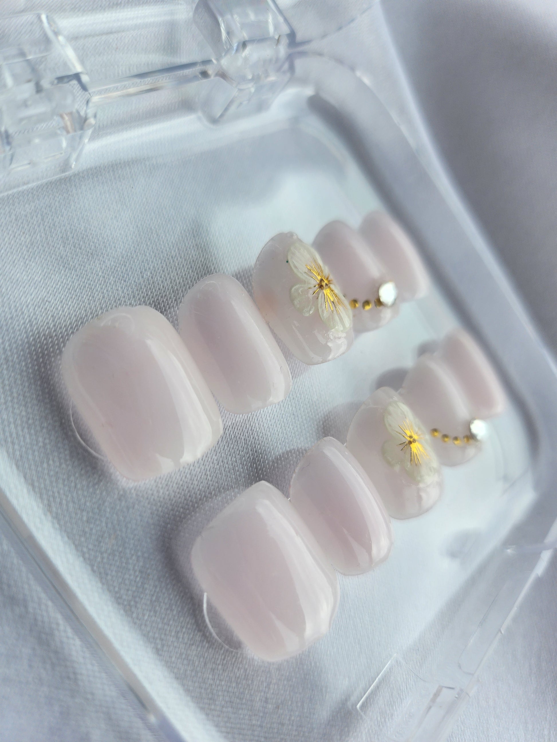 Press on nails blanc laiteux avec fleur et strass – manucure douce et élégante faite main
