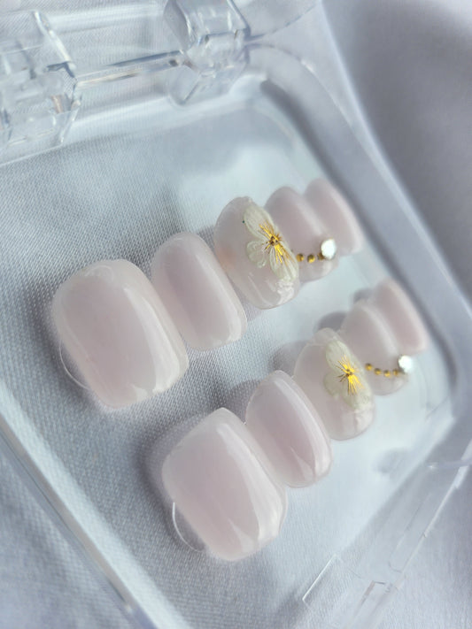 Press on nails blanc laiteux avec fleur et strass – manucure douce et élégante faite main
