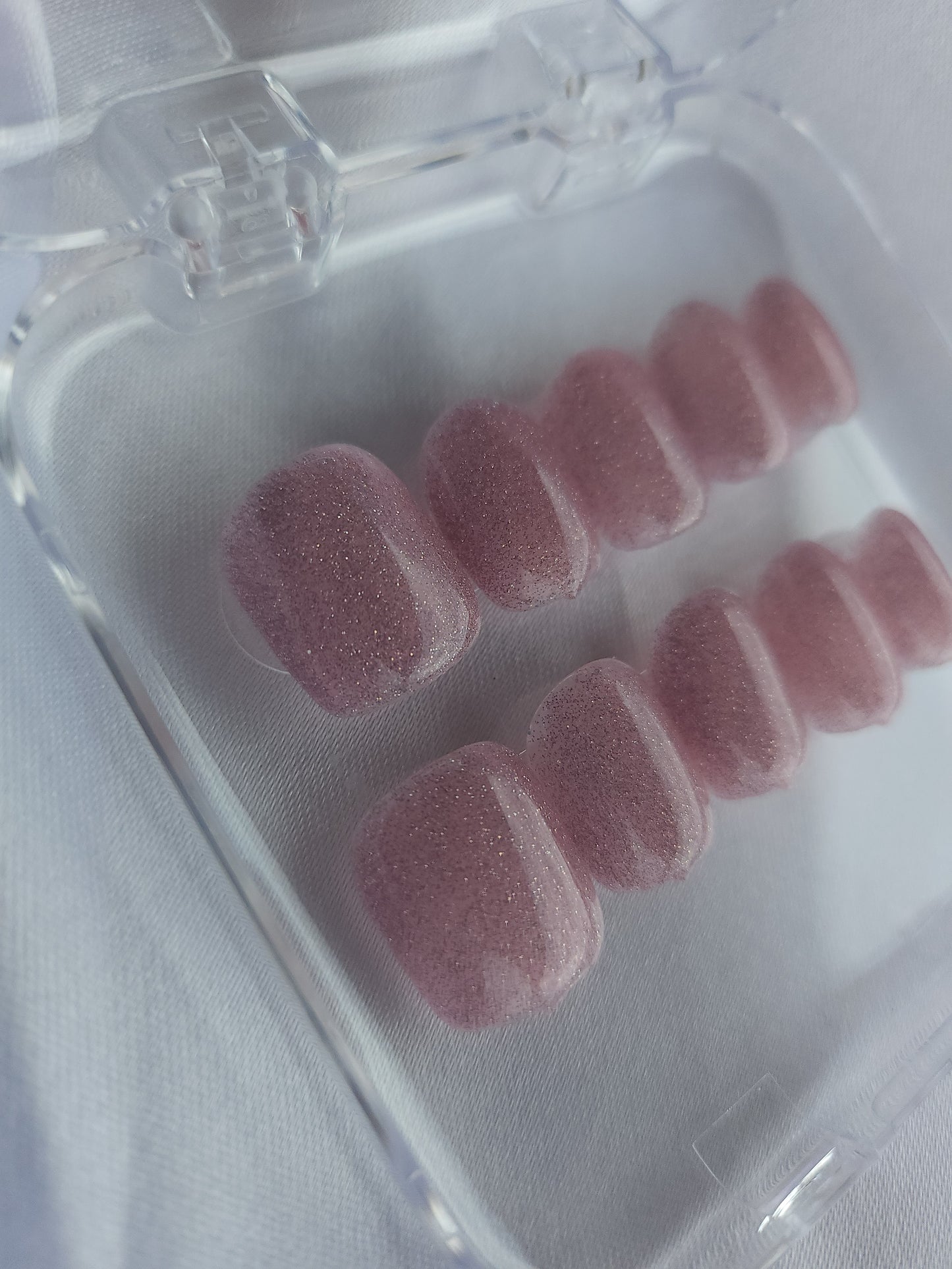 Press on nails roses avec paillettes et reflets argentés – style miroir brillant et girly