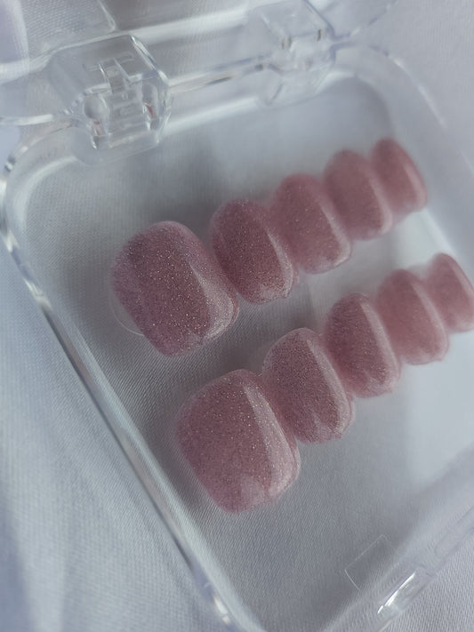 Press on nails roses avec paillettes et reflets argentés – style miroir brillant et girly