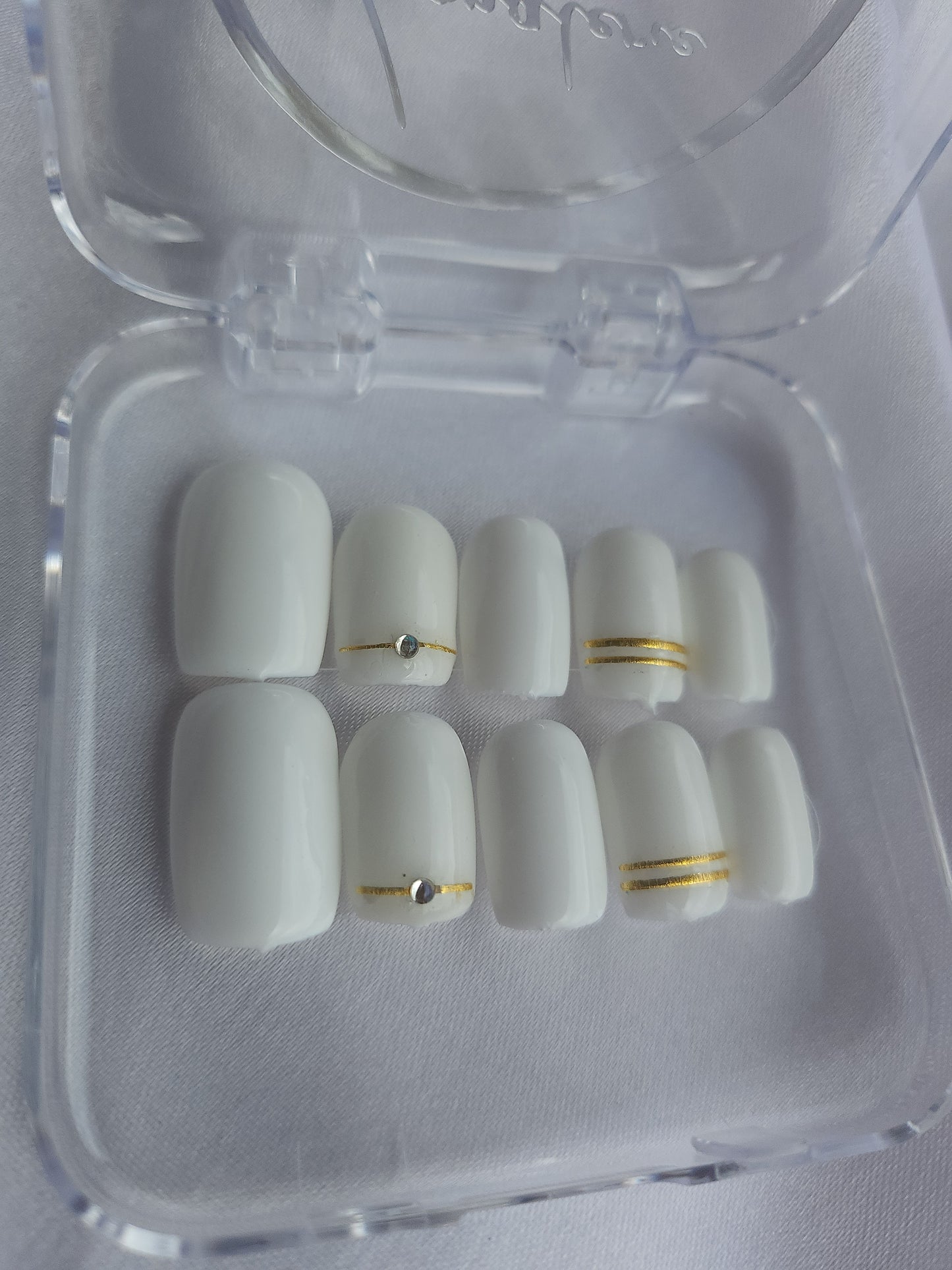 White Gold Touch – Blanc Pur & Éclat Doré 🤍