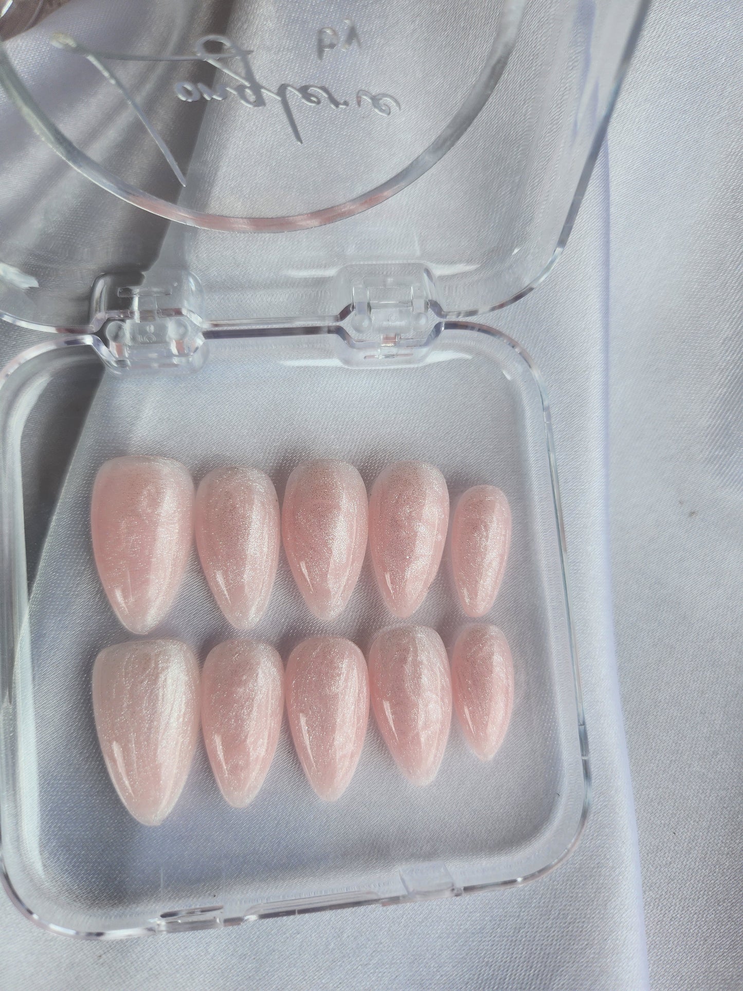 Ongles gel rose étincelant avec poussière d’argent – pose maison by SIAN'AILS