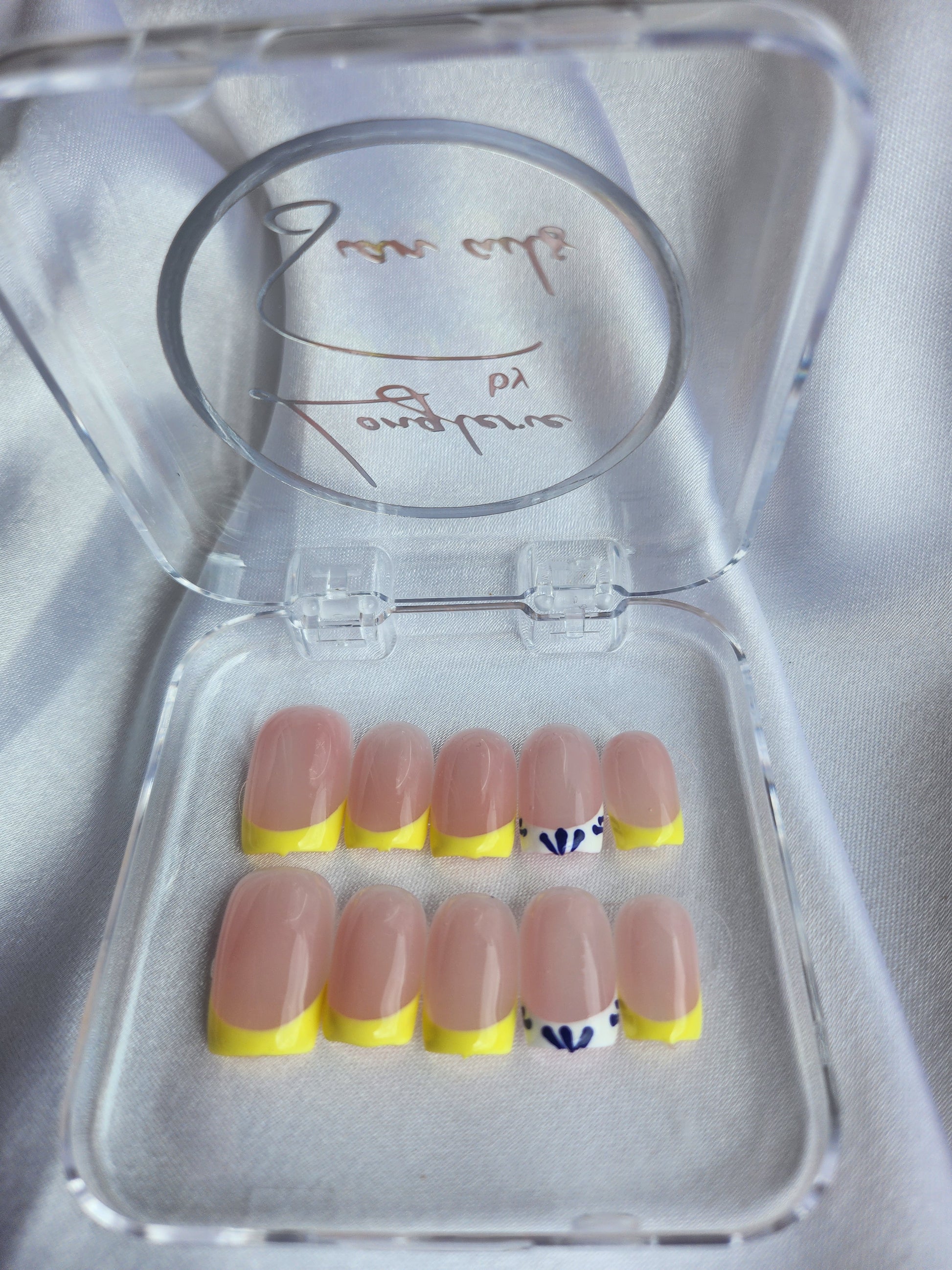 Faux ongles French jaune soleil avec design Santorin – press on nails lumineux pour un look estival