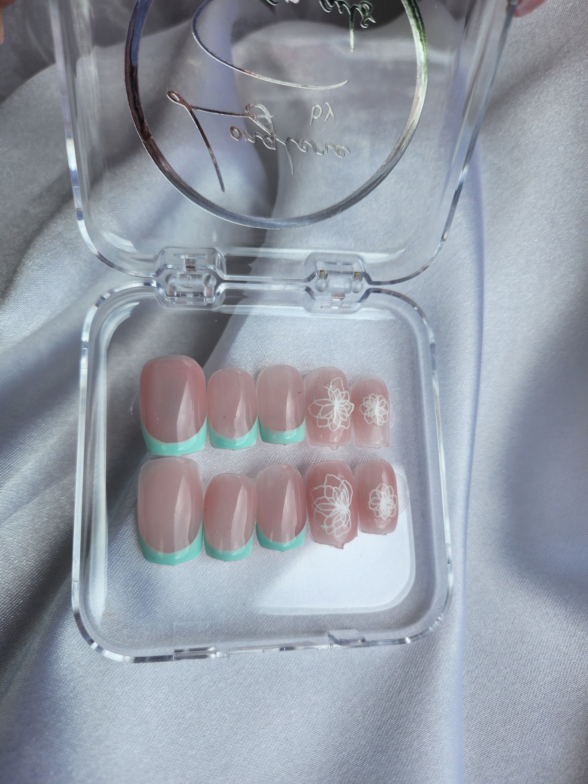 Press on nails french turquoise et blanc floral – nail art frais et estival, parfait pour l'été