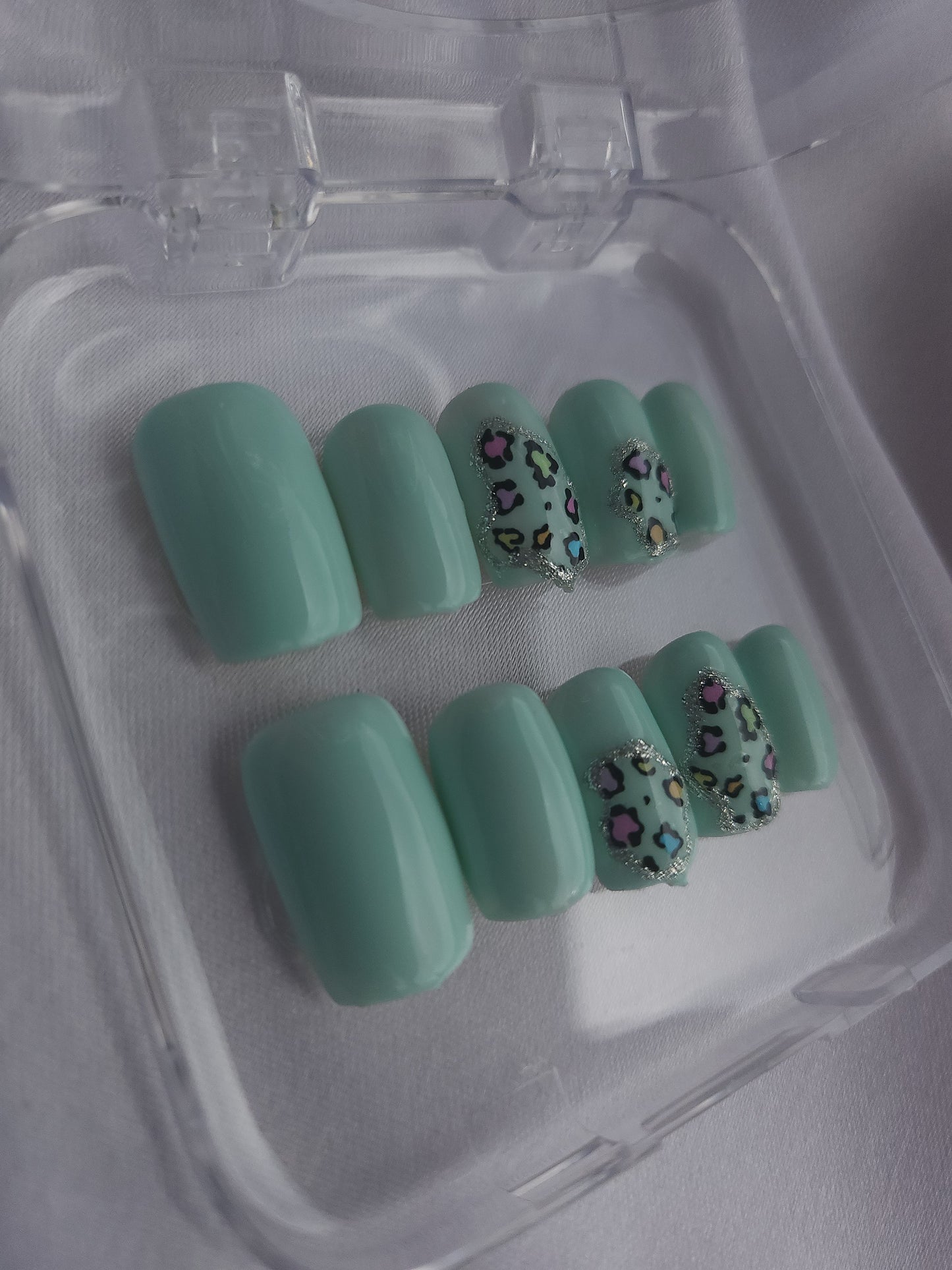 Mint Safari – Vert d’eau Pastel & Léopard Coloré 🐆🌿✨