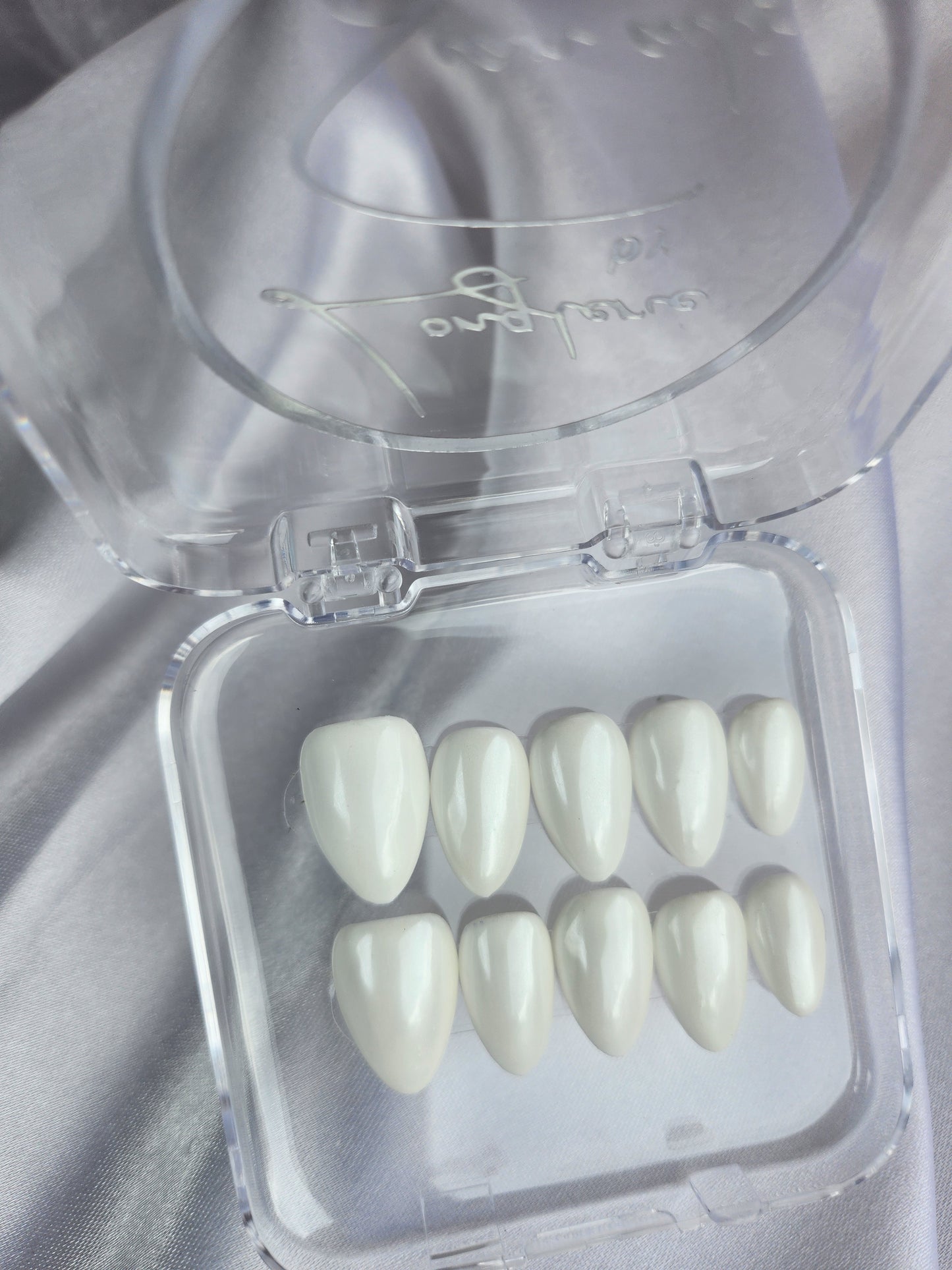 Faux ongles blancs nacrés effet perle – look chic et discret – SIAN'AILS ROANNE