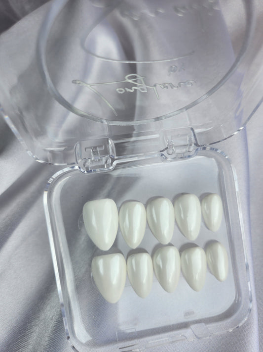 Faux ongles blancs nacrés effet perle – look chic et discret – SIAN'AILS ROANNE