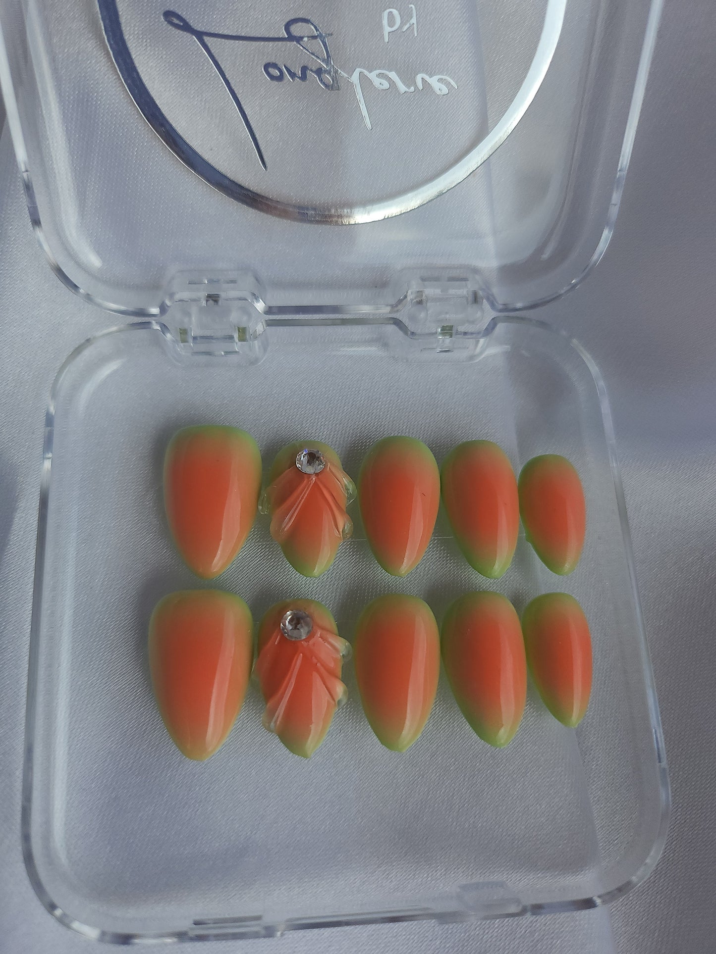 Press on nails vert et orange effet pastèque avec cristaux Swarovski – look fruité et éclatant
