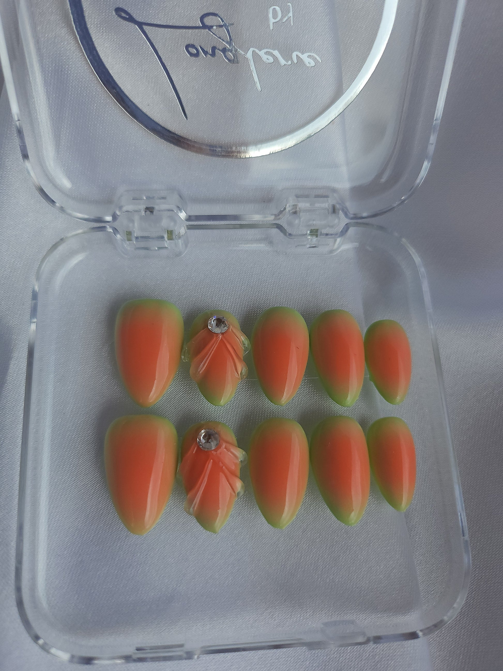 Press on nails vert et orange effet pastèque avec cristaux Swarovski – look fruité et éclatant
