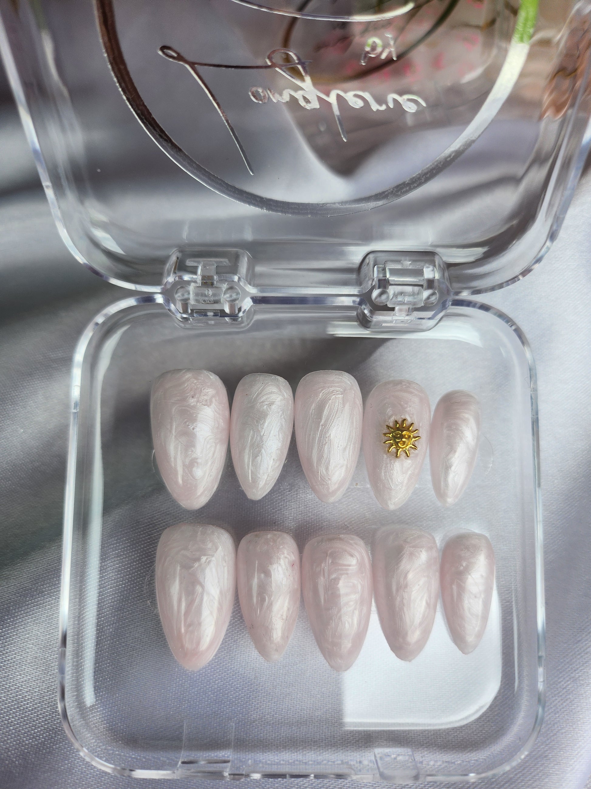 Kit de faux ongles rose perlé et doré – effet ensoleillé – SIAN'AILS ROANNE
