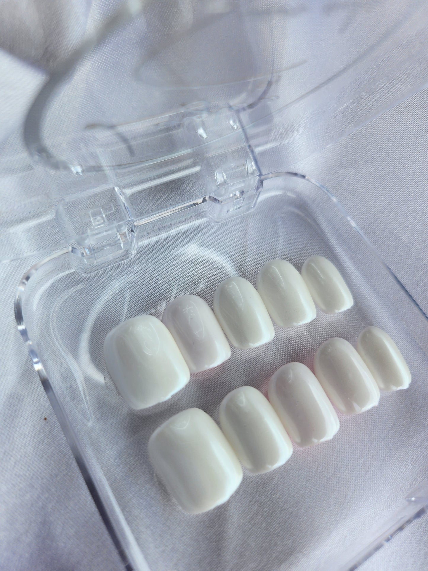 White Glow – Blanc Nacré & Éclat Subtil 🤍✨🐚