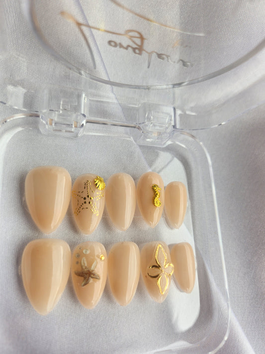 Kit d’ongles nude effet coquillage doré – inspiration plage – SIAN'AILS ROANNE
