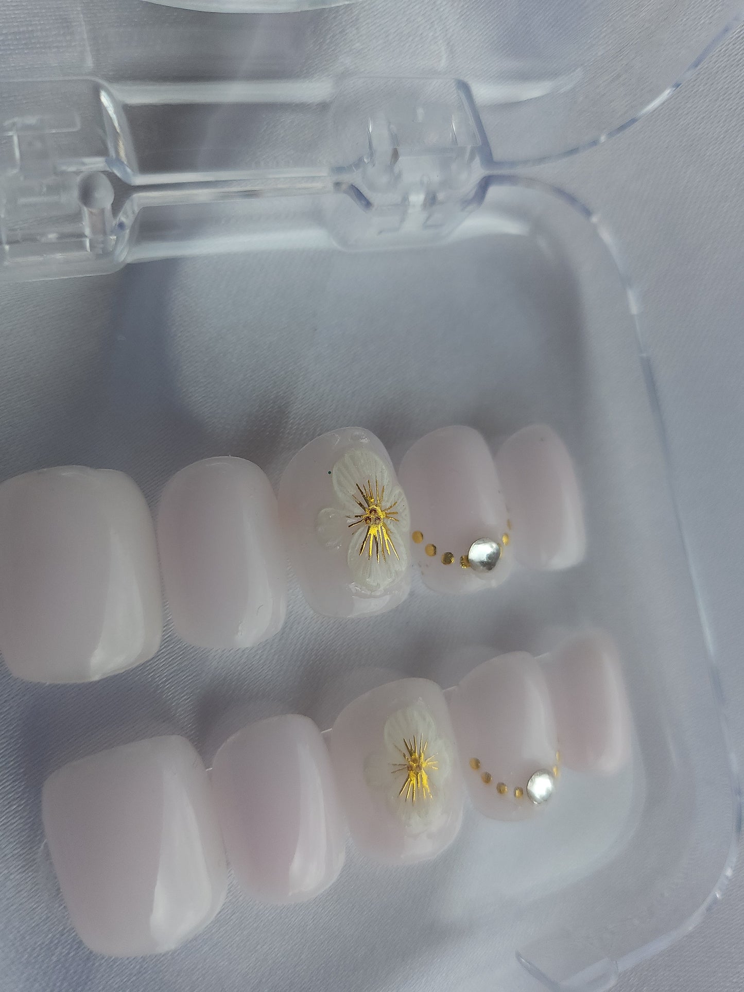 Milky Elegance – Blanc Laiteux, Fleur & Strass 🤍✨🌸