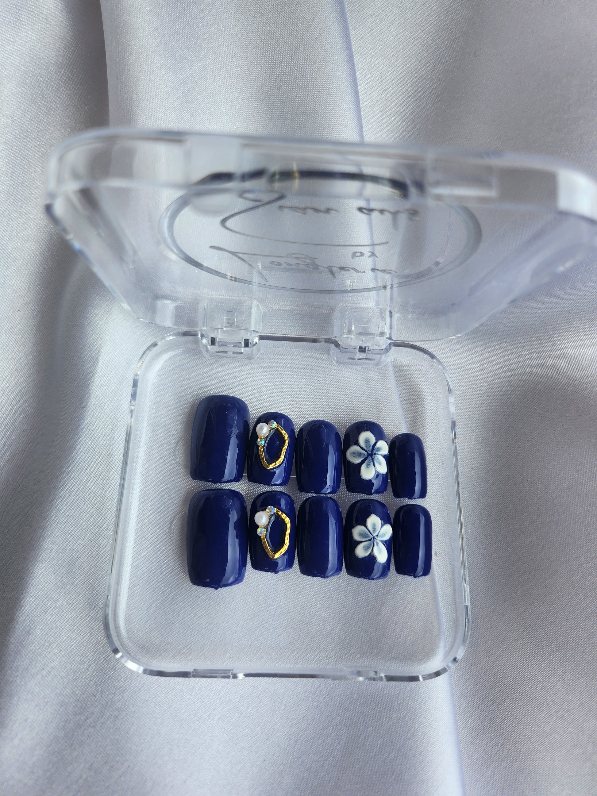 Faux ongles bleu nuit et doré – style glamour et raffiné, press on nails tendance

