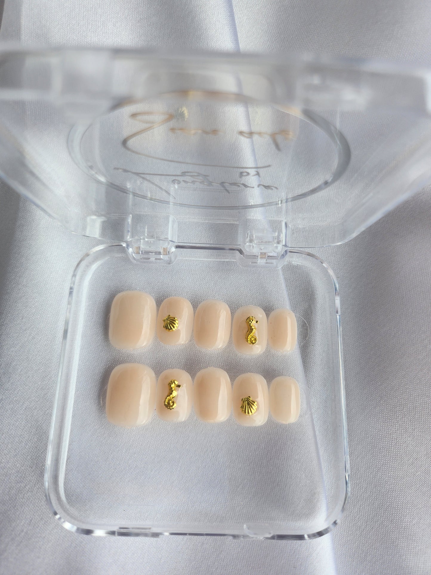 Faux ongles nude effet coquillage et détails dorés – look plage chic – SIAN'AILS ROANNE