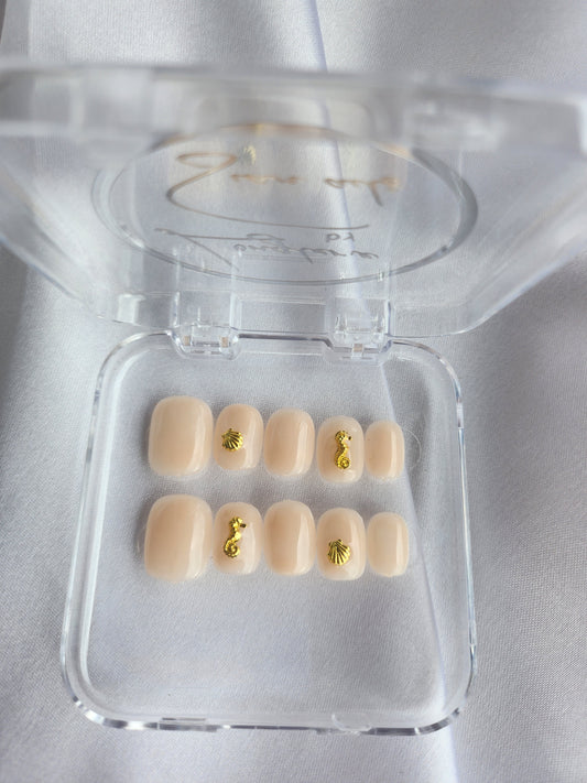 Faux ongles nude effet coquillage et détails dorés – look plage chic – SIAN'AILS ROANNE