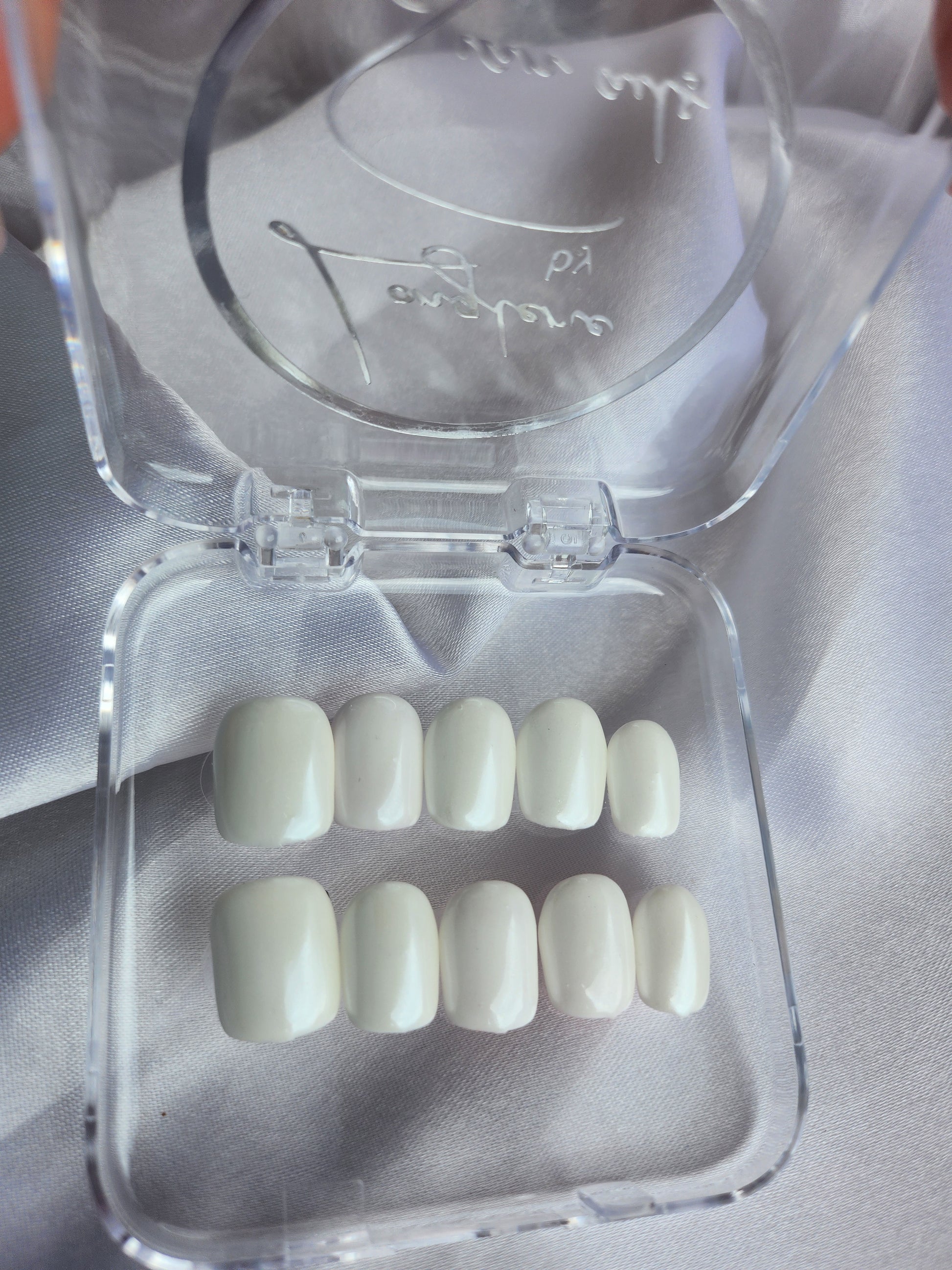 Faux ongles blanc nacré effet perle – press on nails naturel avec glow discret et raffiné
