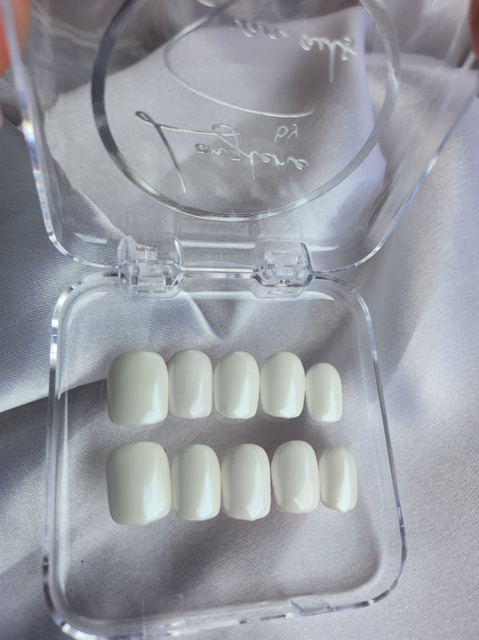 Faux ongles blanc nacré effet perle – press on nails naturel avec glow discret et raffiné
