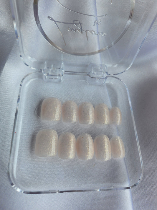 Kit d’ongles blanc laiteux avec reflets dorés – effet gel naturel – SIAN'AILS ROANNE