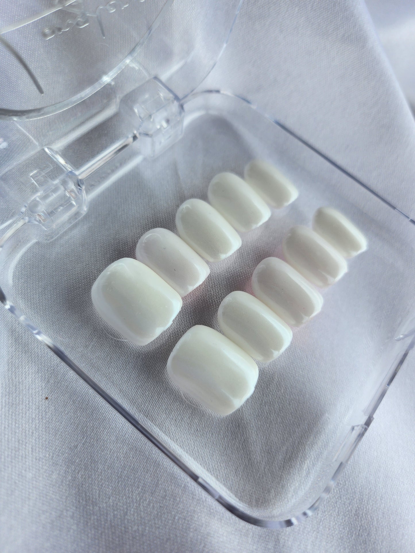 White Glow – Blanc Nacré & Éclat Subtil 🤍✨🐚