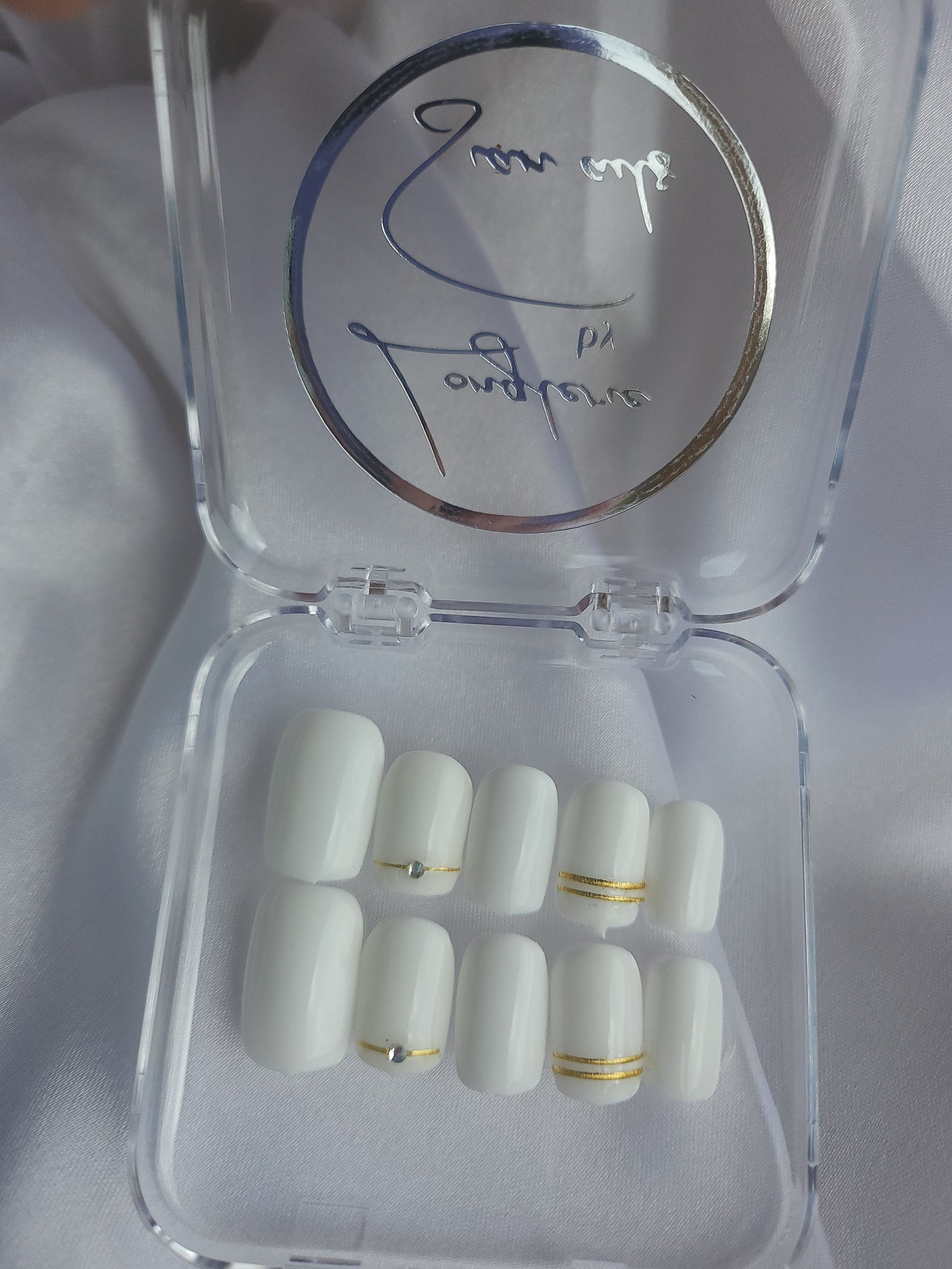 Press on nails blanc laiteux avec fleur et strass – manucure douce et élégante faite main
