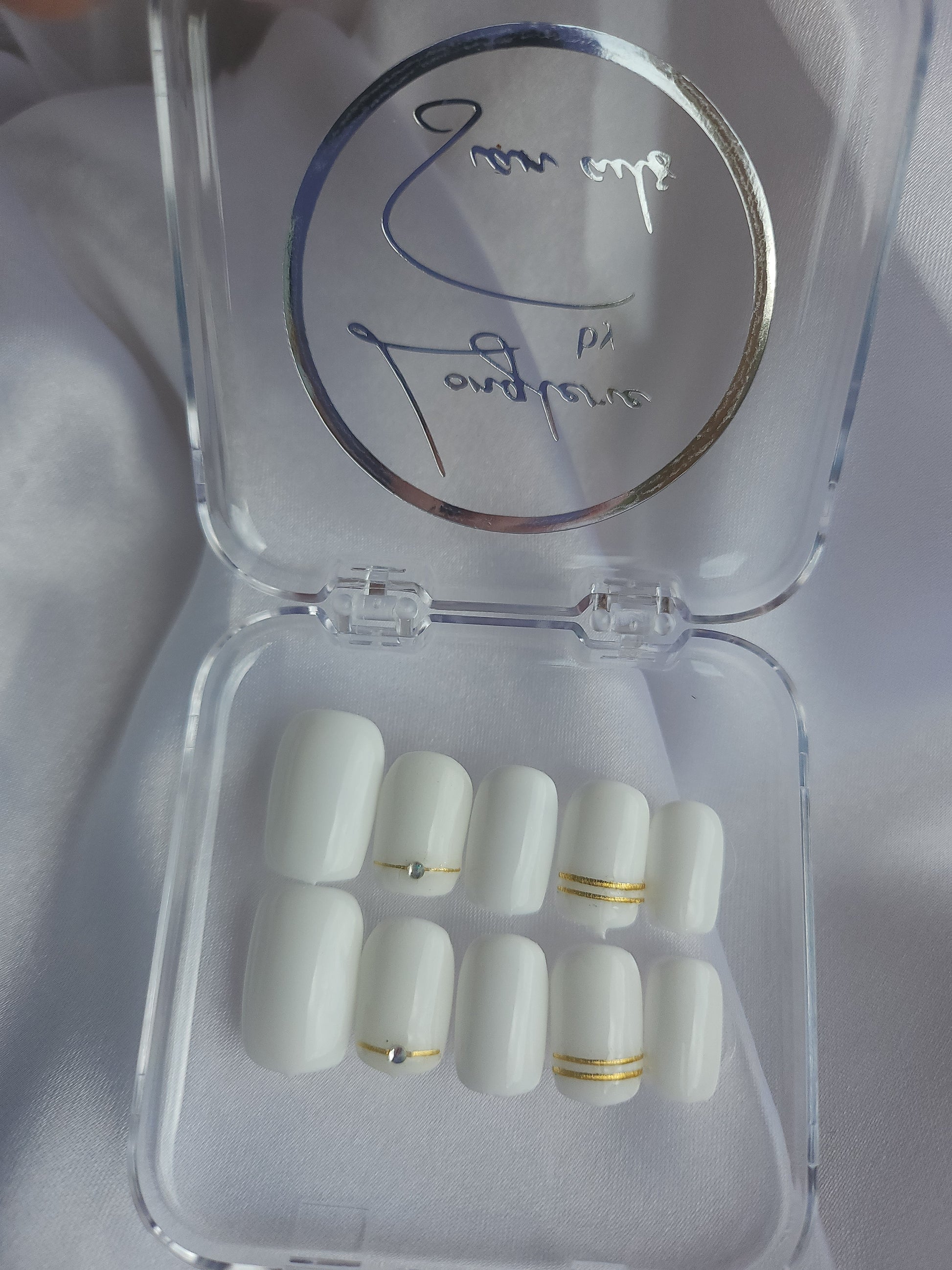 Press on nails blanc laiteux avec fleur et strass – manucure douce et élégante faite main
