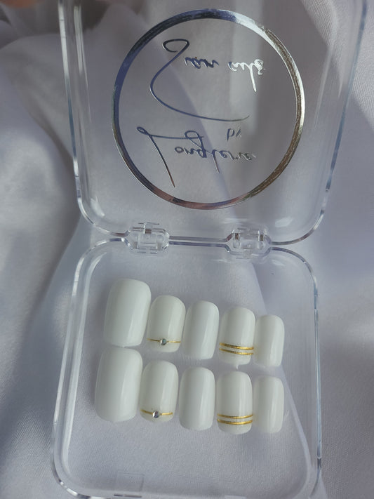 Press on nails blanc laiteux avec fleur et strass – manucure douce et élégante faite main
