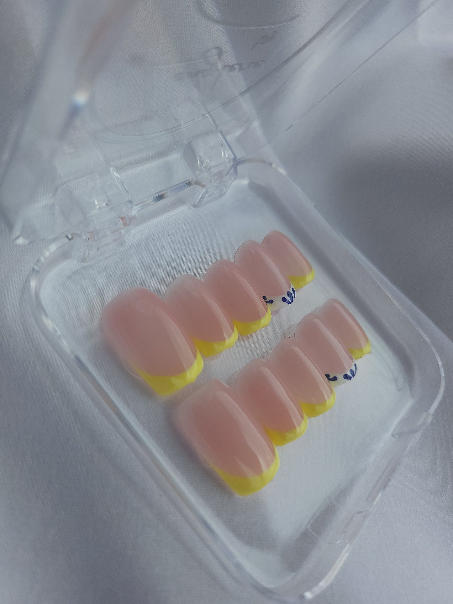 Sunny French – Jaune Soleil & Motif Santorin 💛🏛️✨