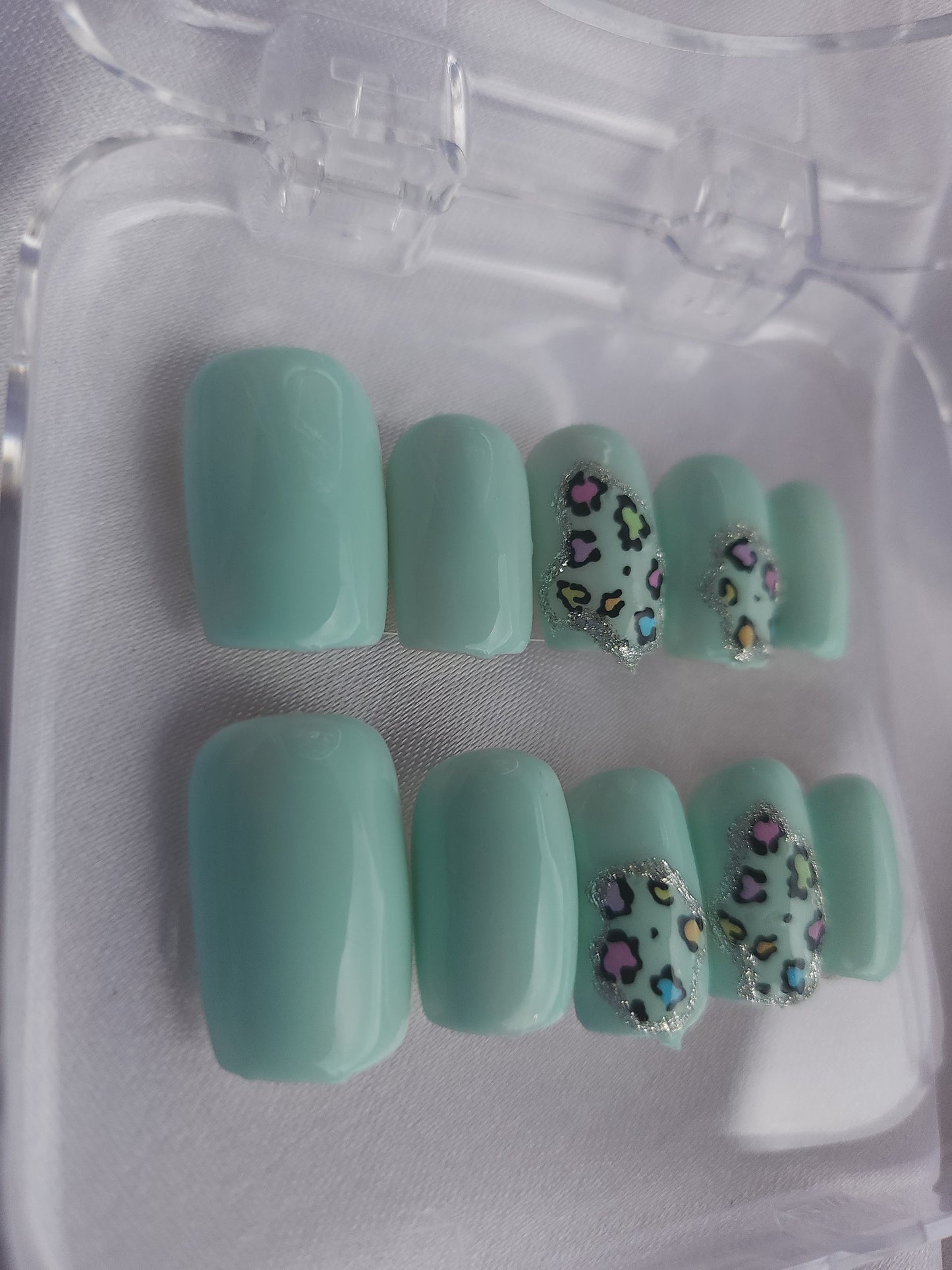 Mint Safari – Vert d’eau Pastel & Léopard Coloré 🐆🌿✨