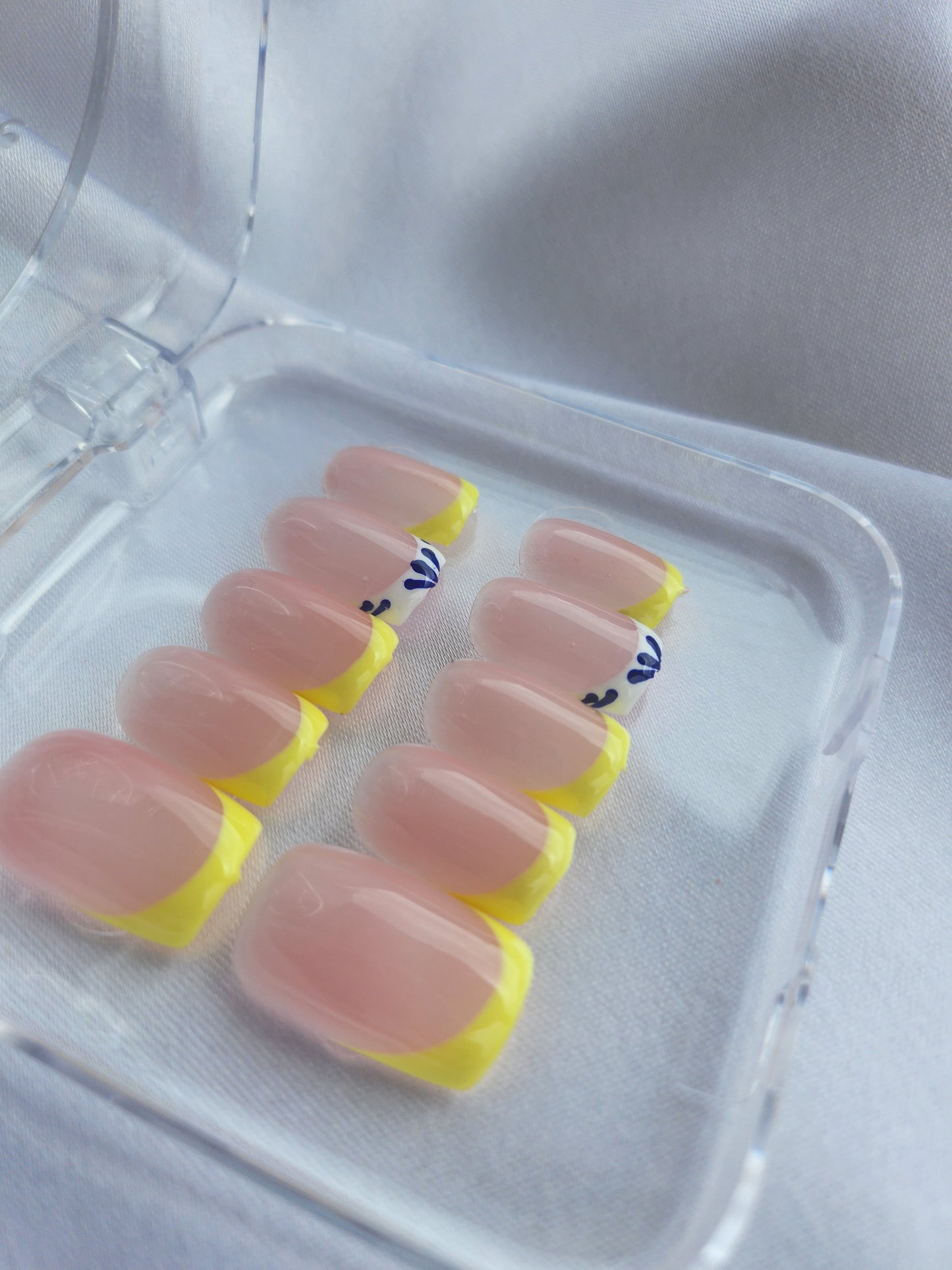 Sunny French – Jaune Soleil & Motif Santorin 💛🏛️✨